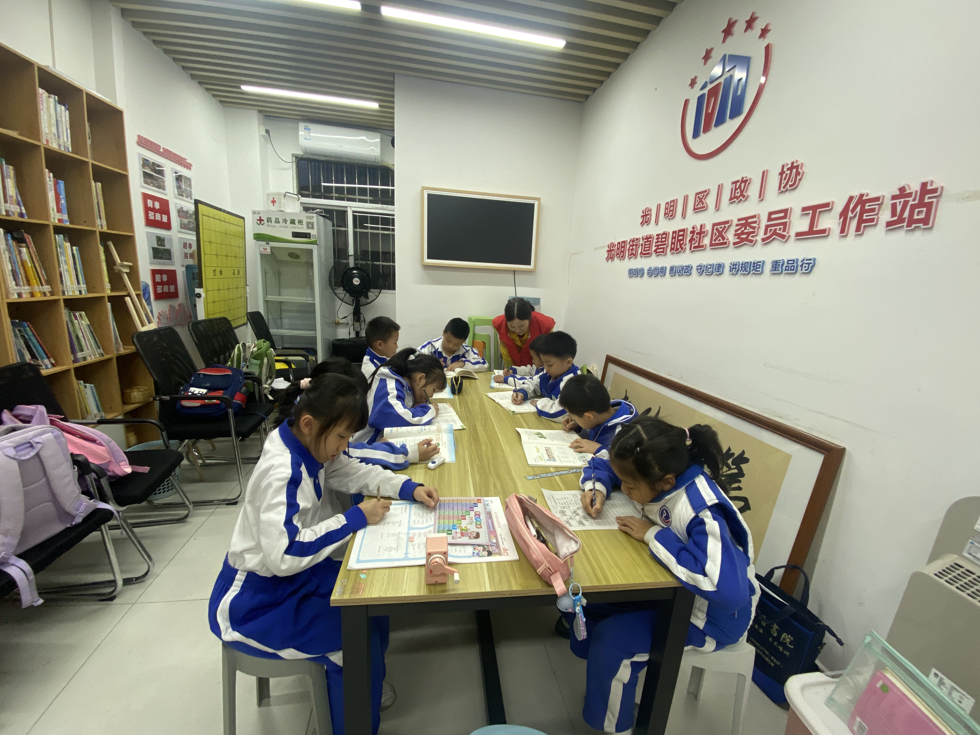 2.志愿者详细为学生解答.jpg
