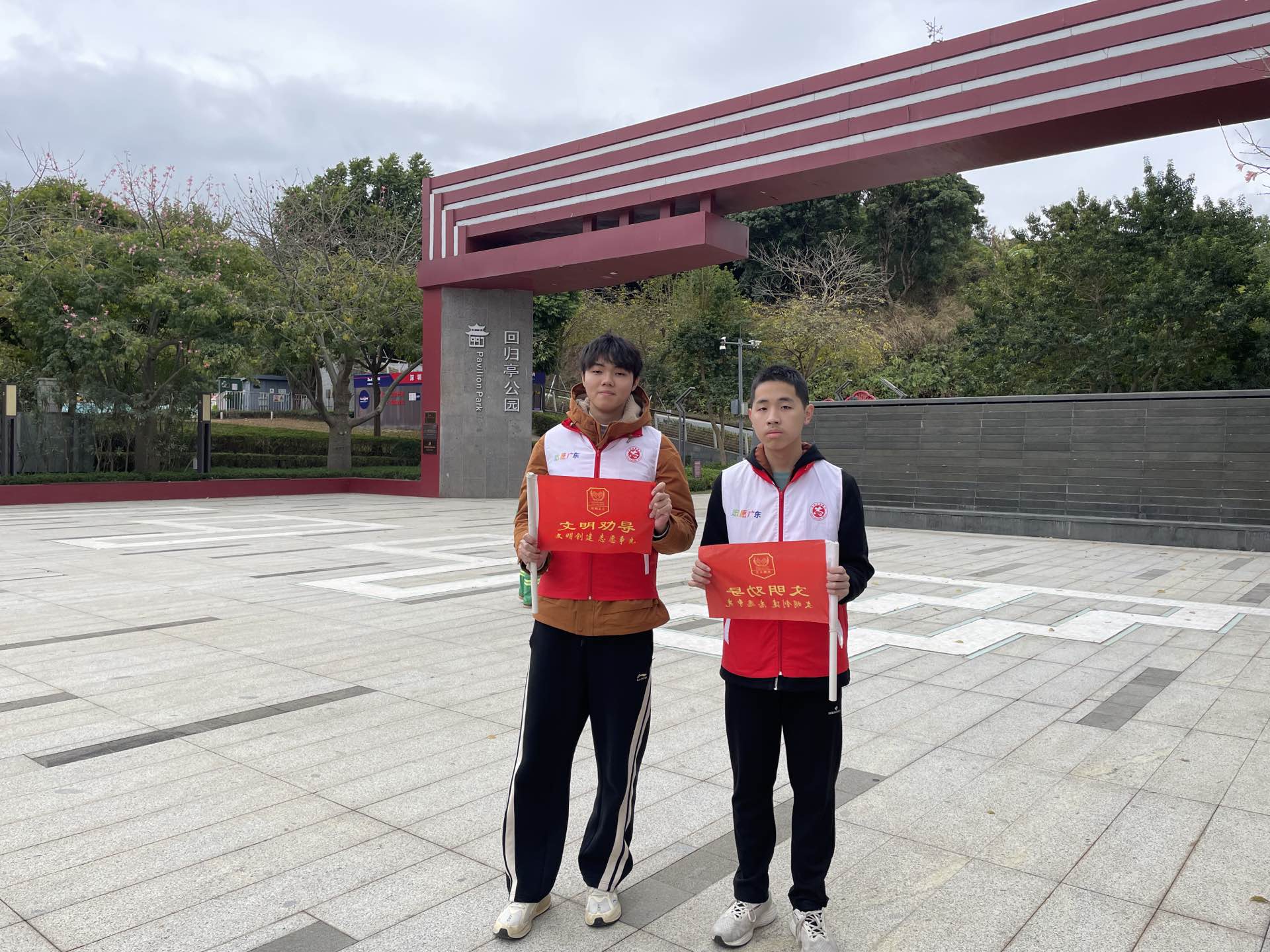 回归亭路口的交通值守2.jpg
