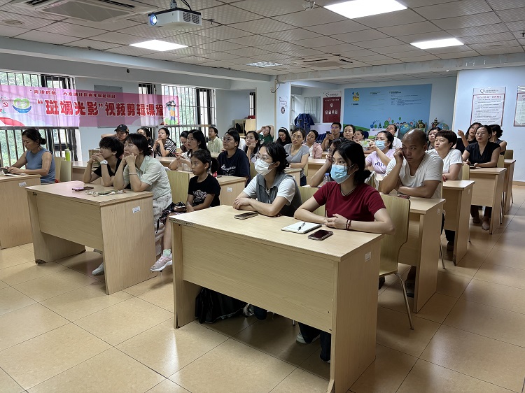 青年学员们认真聆听和做笔记.jpg