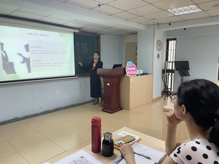 学员们在教室里认真听讲.JPG