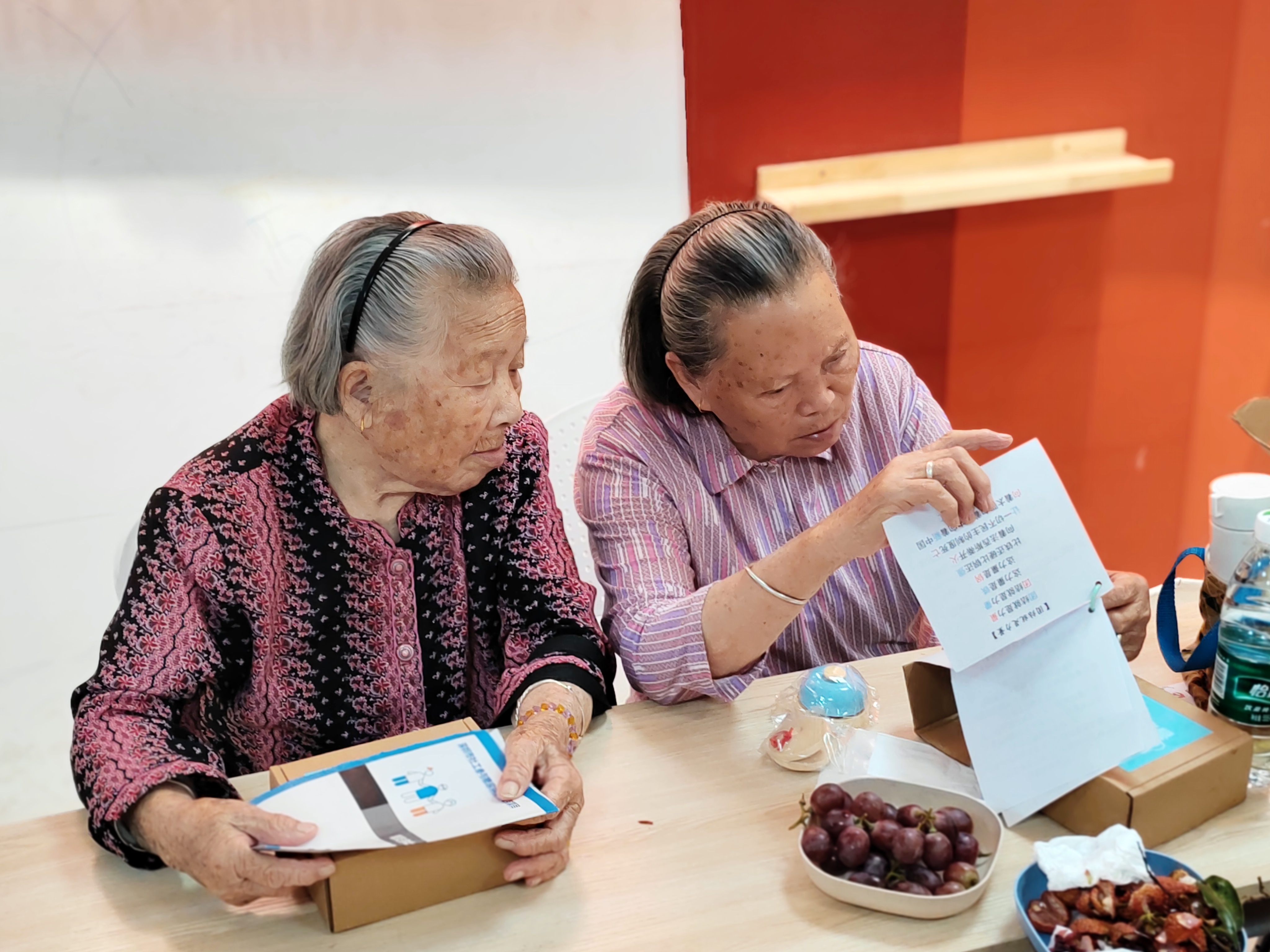 长者学习使用榉木响板.jpg