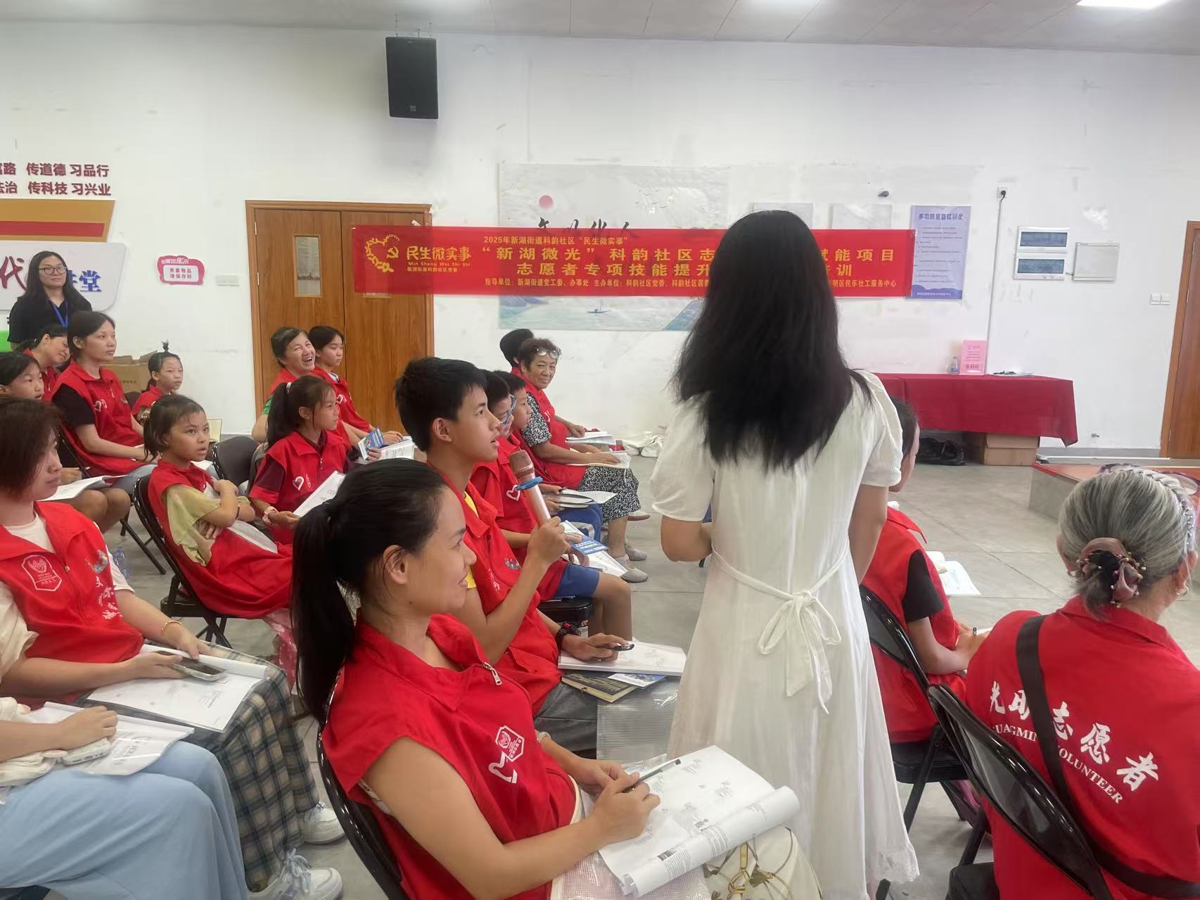 志愿者积极与老师进行互动.jpg