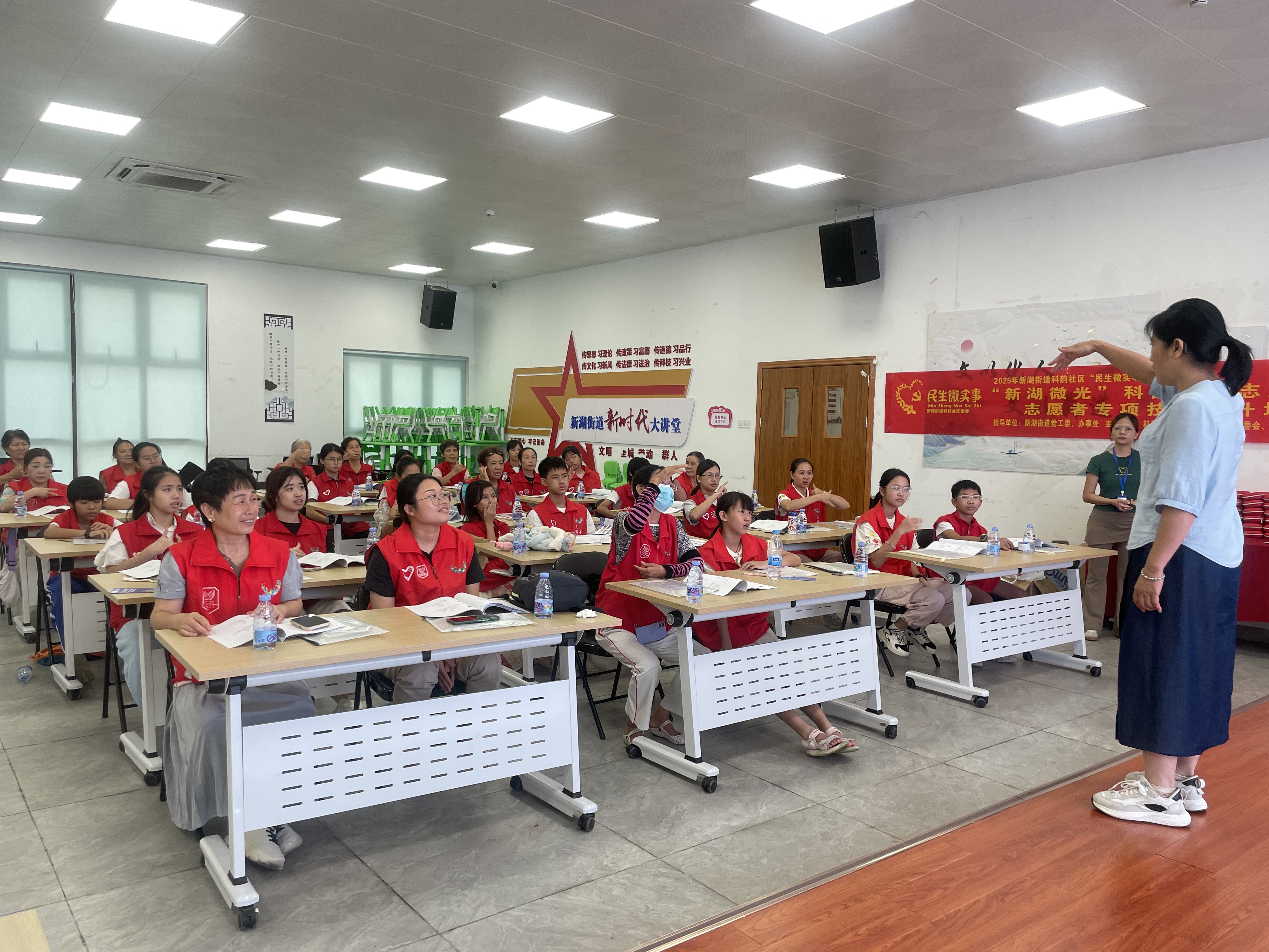 志愿者跟着手语讲师认真学习2.JPG