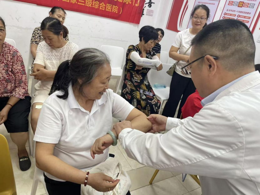 俞明飞医生教居民学习穴位按摩.png
