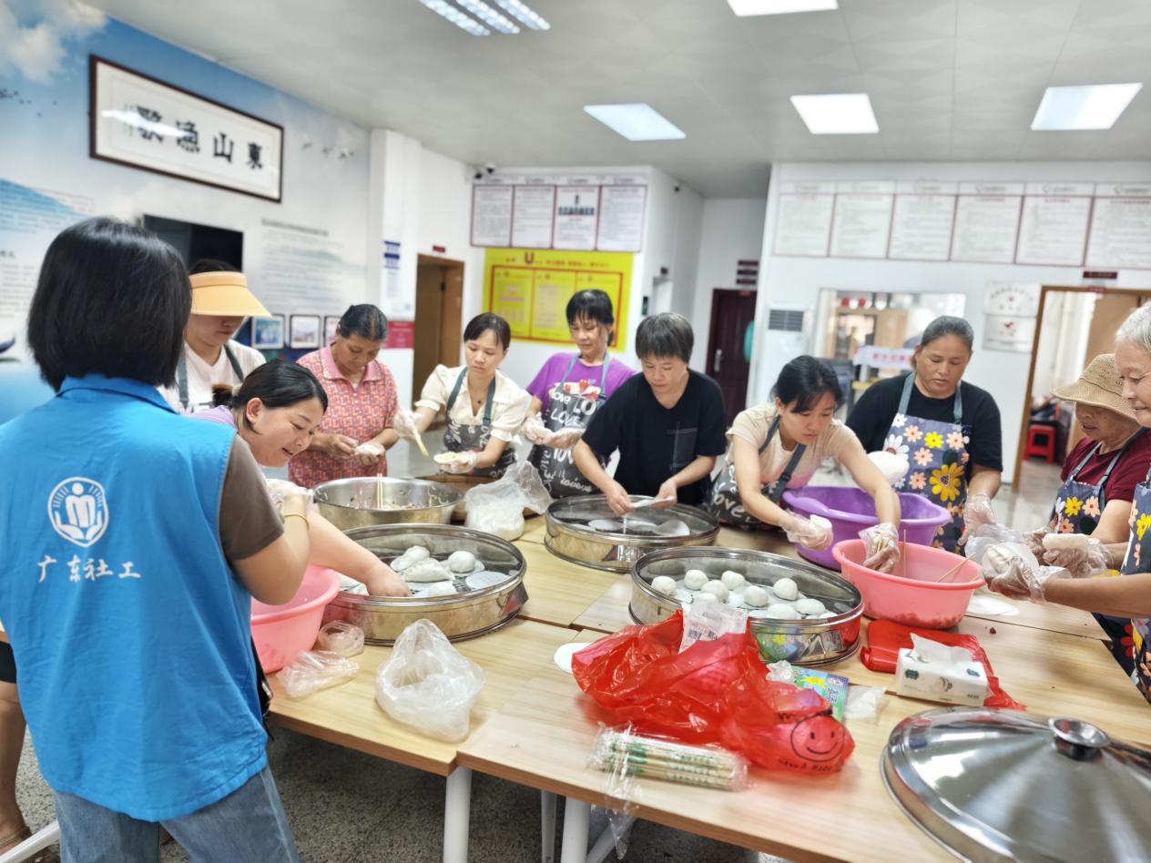 项目风采_大鹏新区南澳街道东山社区：开展“传统美食暖人心，关爱行动送温情”中秋关爱活动.doc_2