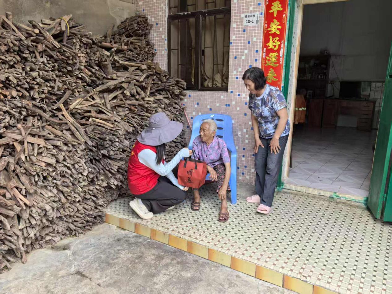 项目风采_大鹏新区南澳街道东山社区：开展“传统美食暖人心，关爱行动送温情”中秋关爱活动.doc_3